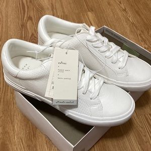 NWT A New Day Target white sneakers shoes Sz 8. Maddison extra padding